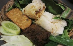 Lumbung Desa: Puas Makan Nasi Bambu Panggang Gepuk yang Gurih Hangat