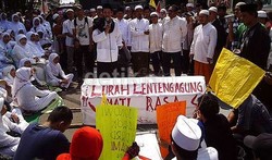 Lurah Cantik Didemo, Pelayanan E-KTP Terganggu 