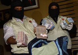 Penyidik KPK Bertopeng Pamerkan Segepok Uang Dollar Suap Akil Mochtar