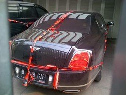 Mobil Bentley Suami Airin di Jl Denpasar Disegel KPK