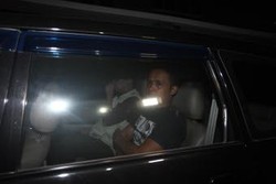 Penyidik KPK Amankan Seorang Pria dari Rumah Wawan Adik Gubernur Atut