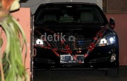 Segel KPK di Mobil RI 9 Dibuka