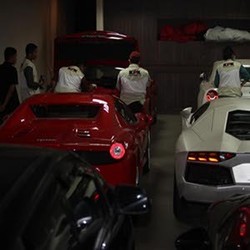  Tim Penyidik KPK Geledah Mobil-mobil Mewah Adik Atut 