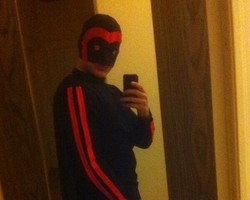 Menganggur, Pria Ini Pilih Jadi Superhero