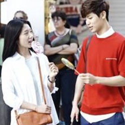 Park Shin Hye dan Minhyuk CNBlue Jalan Bareng di Universal Studio