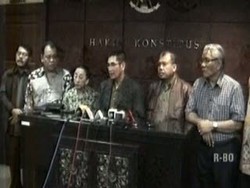 MK Terkejut Akil Mochtar Ditangkap KPK