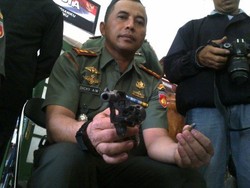 Anggota TNI di Semarang Temukan Pistol Revolver di Tengah Jalan
