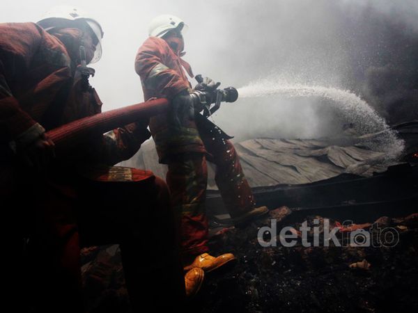 Pabrik Plastik di Jelembar Terbakar