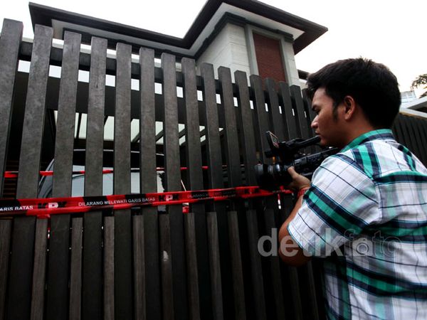 Rumah dan Mobil Mewah Suami Airin Disegel