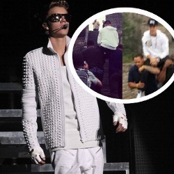 Lihat Tembok Raksasa China, Justin Bieber Digendong 2 Bodyguard