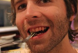 Pria Ini Hanya Makan Daging Mentah Selama 5 Tahun