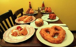 Di Restoran Ini, Bisa Pesan Kue Ulang Tahun dan Nanas Utuh Goreng