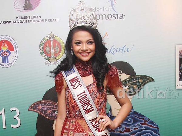 Anggun Berbatik ala Miss Tourism Asia 2012