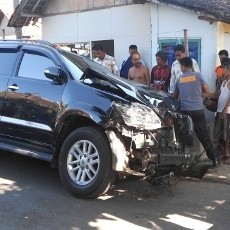 Setelah Tabrak Truk, Mobdin Wabup Situbondo Terperosok Selokan