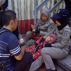 Pemilik Bangunan Liar Wonokromo Pingsan Saat Ditertibkan 