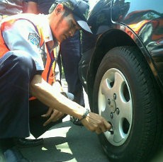 Petugas Gembosi Tiga Mobil di Depan Balkot Bandung