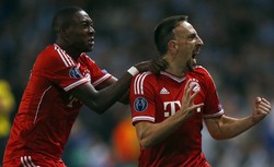 Franck Ribery merayakan gol bersama David Alaba. REUTERS/Darren Staples.