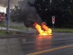 Aduh, Mobil Listrik Tesla S Terbakar di Jalan Umum