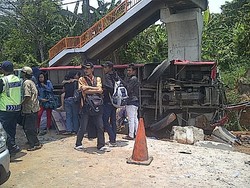 Evakuasi Bus Terguling di KM 34 Tol Merak Sebabkan Kemacetan 3 Km