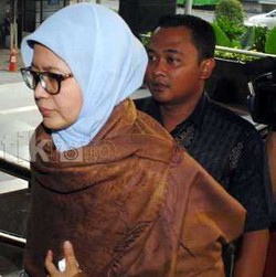 Diperiksa KPK, Chaerun Nisa Tutupi Muka dengan Tangan