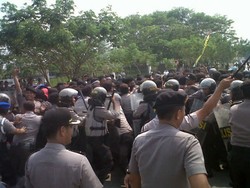 Mahasiswa Tuntut Atut Mundur, Ricuh dengan Polisi di Kantor DPRD
