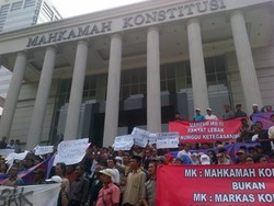 Ratusan Orang Demo Tolak Putusan Sengketa Pilkada Lebak di Gedung MK