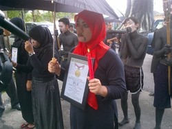 Pendemo Berikan Piagam Rekor Pemadaman Listrik Terlama ke PLN Medan