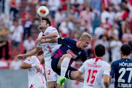 Sevilla Kalahkan 10 Pemain Freiburg