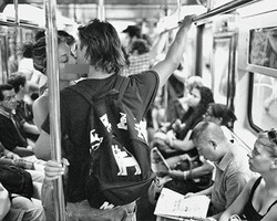 Foto: Potret Ciuman Romantis di Tengah Keramaian Kota New York