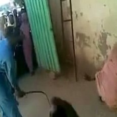Semobil dengan Pria Bukan Muhrim, Wanita Sudan Dicambuk di Depan Umum