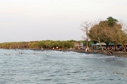 Sunset dan Hilir Mudik Pesawat di Pantai Marun Semarang