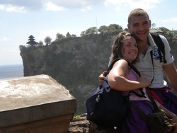 Romantika di Bali Bersama Ombak, Sunset dan Kera