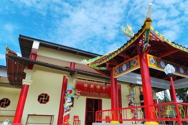 Vihara dan Sunset Dahsyat di Sorong