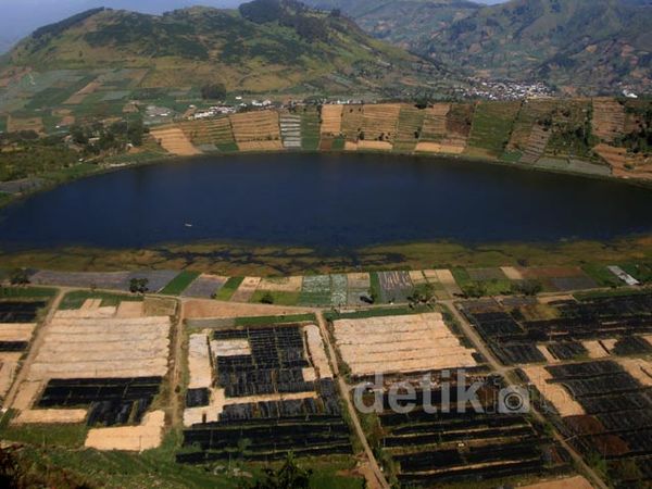 Pemandangan Indah Menuju Candi Baru di Dieng