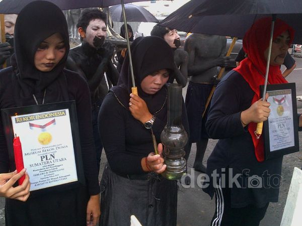 Aksi Tolak Pemadaman Listrik