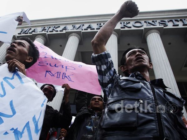 Ratusan Orang Tolak Putusan Sengketa Pilkada Lebak 