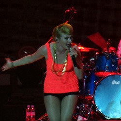 Merinding Lihat Respons Penonton JSF, Vokalis Karmin Meneteskan Air Mata