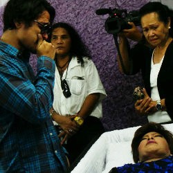 Berdiri di Samping Jenazah Diana Nasution, Ello Menangis Terisak