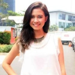 Lepas High Heels, Yuki Kato Pakai Sandal Teplek