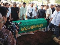 Suasana Pemakaman Chaerul Umam