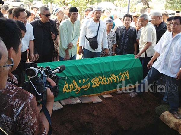 Suasana Pemakaman Chaerul Umam