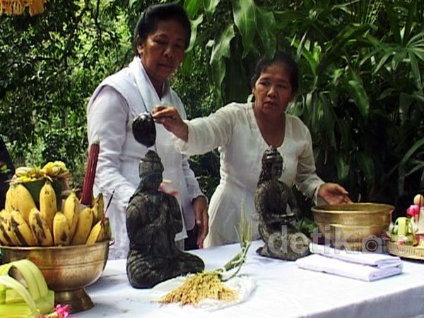 Memandikan Patung Dewi Sri di Telaga Buret 