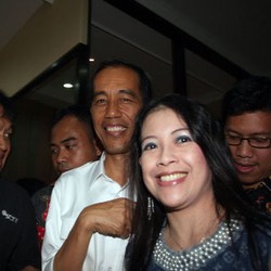 Terbang ke Makassar Resmikan Kantor Bank DKI, Jokowi: Tak Ada Survai-survei