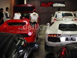 Isi Garasi Senilai Puluhan Miliar di Rumah Adik Gubernur Atut