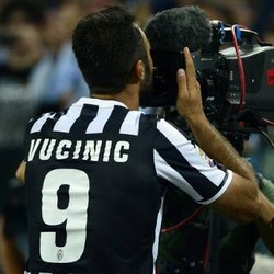 Menjamu Milan, Bianconeri Kehilangan Vucinic dan Lichtsteiner