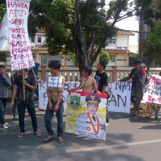 Puluhan Mahasiswa Banten Kembali Demo Tuntut Atut Mundur