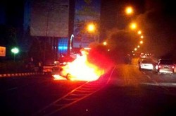 Taksi Terbakar Usai Tabrak Pembatas Jalan di Pancoran