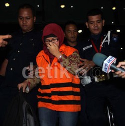 Keluar KPK, Susi Tutup Rapat Mukanya dengan Kerudung