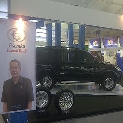 Foto Gita Wirjawan Dukung Mobil Esemka Terpampang di Parkir Timur Senayan