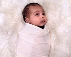  Cute, Kim Kardashian Pamer Foto Bayi Nori Dibedong